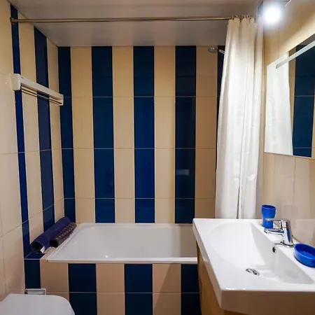 Bay View W/pool 3-min Walk To The Apartment