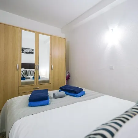 Apartment Bay View W/pool 3-min Walk To The