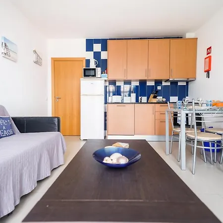 Bay View W/pool 3-min Walk To The Appartement